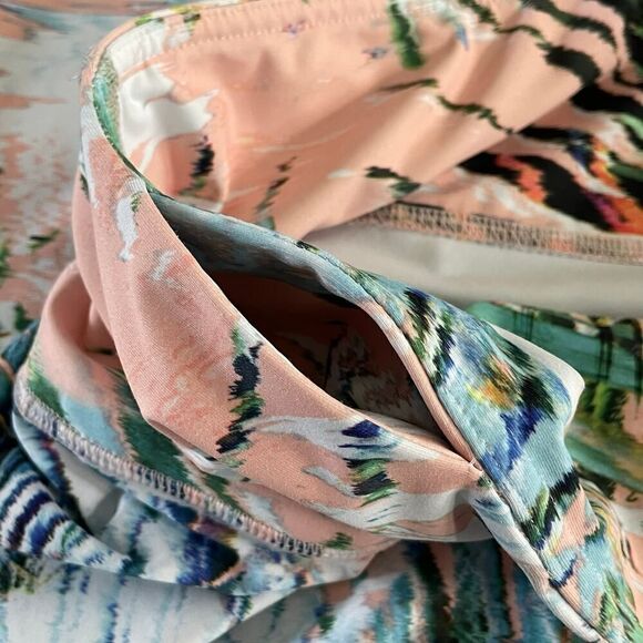 Fabletics Mid-Rise PureLuxe Capri Marbella Print - Plus Size: 1X - Picture 5 of 9